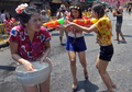 タイの首都バンコク（Bangkok）で12日、翌日から始まるタイ正月ソンクラーン（Songkran）を前に、通行人らが互いに水を掛け合って新年を祝う水掛け祭り「ソンクラーン・フェスティバル（Songkran Festival）」が開催された。

写真は、旅行者でにぎわうカオサン（Khao San）通りで、水を掛け合う地元の少女ら（2012年4月12日撮影）。(c)AFP/PORNCHAI KITTIWONGSAKUL