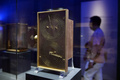 ギリシャの首都アテネ（Athens）の国立考古学博物館（National Archaeological Museum）に展示されている、「アンティキティラ島の機械（Antikythera Mechanism）」を復元したレプリカ（2014年9月14日撮影）。(c)AFP/LOUISA GOULIAMAKI