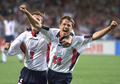 サッカー元イングランド代表のマイケル・オーウェン（Michael Owen）が19日、12-13シーズン限りで現役引退することを表明した。

W杯フランス大会グループG、ルーマニア戦で同点ゴールを決め、デビッド・ベッカム（David Beckham、左）とともに歓喜するマイケル・オーウェン（1998年6月22日撮影）。(c)AFP/JACQUES DEMARTHON