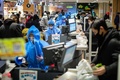 中国北東部・遼寧省瀋陽市のスーパーマーケットで、マスクを着用して買い物をする人々（2020年2月10日撮影）。(c)AFP