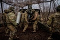 ウクライナ・バフムートの前線付近でロシア軍に榴弾（りゅうだん）砲を発射する準備を行うウクライナ兵（2023年3月2日撮影）。(c)Dimitar DILKOFF / AFP