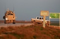 クルド人とアラブ人の合同部隊「シリア民主軍（SDF）」のピックアップトラックに護衛された米海軍の戦闘用車両、シリア北東部ハサカにて（2018年12月21日撮影、資料写真）。(c)Delil SOULEIMAN / AFP