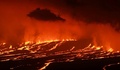 エクアドル・ガラパゴス諸島のイサベラ島で起きたシエラネグラ火山の噴火と斜面を流れ下る溶岩（2018年6月27日撮影）。(c)AFP PHOTO / GALAPAGOS NATIONAL PARK / GIANCARLO TOTI