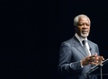 ドイツ西部ギュータースローで、ベルテルスマン財団の賞を受賞するコフィ・アナン元国連事務総長（2013年11月7日撮影、資料写真）。(c)AFP / DPA / CAROLINE SEIDEL