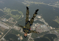 韓国・鶏龍（Gyeryong）の陸海空軍本部で前月29日、1日に61年を迎える「国軍の日（Armed Forces Day）」に向けたリハーサルが行われた。1950年～53年の朝鮮戦争で、韓国は1953年、北朝鮮と休戦協定を結んだが、法的には戦争状態にある。

写真は、鶏龍の陸海空軍本部で実施された「国軍の日」に向けた軍事演習で、上空のヘリコプターからパラシュート降下する韓国軍特殊部隊兵士（2009年9月29日撮影）。(c)AFP/JO YONG-HAK