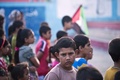 パレスチナ自治区ガザ（Gaza）地区の国連（UN）が運営する学校校庭に集まったパレスチナ人の子どもたち。イスラム原理主義組織ハマス（Hamas）とイスラエルの戦闘によって家を失った数百家族が、現在この学校で避難生活を送っている（2014年8月24日撮影）。(c)AFP/ROBERTO SCHMIDT