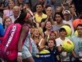 全米オープンテニス、女子シングルス3回戦。試合に敗れ、観客の歓声に手を振って応えながら、コートを後にするコリ・ガウフ（2019年8月31日撮影）。(c)Don Emmert / AFP