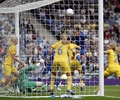 ロンドン五輪は3日、女子サッカー準々決勝の試合が英グラスゴー（Glasgow）のハムデン・パーク（Hampden Park）で行われ、フランスが2-1でスウェーデンを破り、初の4強入りを果たした。

前半29分に同点ゴールを決めるフランスのローラ・ジョルジュ（Laura Georges、中央、2012年8月3日撮影）。(c)AFP/GRAHAM STUART