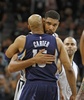 15-16NBAプレーオフ1回戦（7回戦制）、サンアントニオ・スパーズ対メンフィス・グリズリーズ。試合前にあいさつを交わすメンフィス・グリズリーズのビンス・カーター（手前）とサンアントニオ・スパーズのティム・ダンカン（2016年4月16日撮影）。(c)AFP/Getty Images/Ronald Cortes