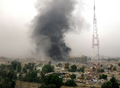 車両を使った自爆攻撃を受けて燃え上がるイラクの首都バグダッド（Baghdad）中心部の法務省庁舎（2009年10月25日撮影）。(c)AFP/JANINE HAIDAR