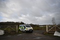 サラ・エバラードさんの遺体が発見された英ケント州アシュフォードの森林を後にする警察車両（2021年3月11日撮影）。(c)Ben STANSALL / AFP