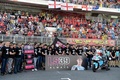 世界ロードレース選手権、第7戦スペインGPのレース前にルイス・サロム選手に黙とうをささげるSAGチームの関係者（2016年6月5日撮影）。(c)AFP/JOSEP LAGO