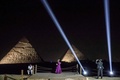 エジプト・ギザの三大ピラミッドで、同地で初となる電気バスの試験運用開始に合わせて開かれた式典の様子（2020年10月20日撮影）。(c)Khaled DESOUKI / AFP