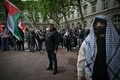 仏リヨン政治学院で、パレスチナの旗を振る人（2024年4月30日撮影）。(c)OLIVIER CHASSIGNOLE / AFP