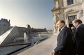 フランス・パリで、ルーブル美術館のピラミッドを見る当時の大統領フランソワ・ミッテラン氏（左、1993年11月18日撮影）。(c)AFP