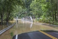 川の氾濫で水没した橋と道路。米ケンタッキー州ジャクソンで（2022年7月28日撮影）。(c)LEANDRO LOZADA / AFP