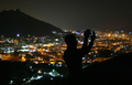 イスラム教の聖地サウジアラビア・メッカ（Mecca）で、大巡礼「ハッジ」で同地を訪れ光の山（Noor Mountain）で祈る巡礼者ら（2009年11月23日撮影）。(c)AFP/MAHMUD HAMS