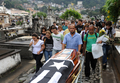 ブラジル・リオデジャネイロ（Rio de Janeiro）で行われた、大西洋上で墜落したエールフランス航空AF447便の客室チーフLucas Gagliano氏の葬儀で運ばれる同氏の遺体を収めたひつぎ（2009年6月25日撮影）。(c)AFP/VANDERLEI ALMEIDA