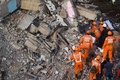 インド・マハードで起きたアパートの倒壊現場で、生存者を捜索する救助隊員（2020年8月25日撮影）。(c)Punit PARANJPE / AFP
