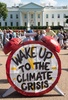 米首都ワシントンのホワイトハウス前で、ドナルド・トランプ大統領のパリ協定からの離脱表明を受けて行われた抗議デモに参加した人々（2017年6月1日撮影）。(c)AFP/PAUL J. RICHARDS