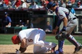 14MLB、ロサンゼルス・エンゼルス・オブ・アナハイム（Los Angeles Angels of Anaheim）対テキサス・レンジャーズ（Texas Rangers）。テキサス・レンジャーズのダルビッシュ有（Yu Darvish）が投じたボールが頭部に当たり倒れるロサンゼルス・エンゼルス・オブ・アナハイムのアルバート・プホルス（Albert Pujols、2014年5月4日撮影）。(c)AFP/Getty Images/Lisa Blumenfel