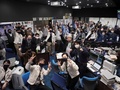 神奈川県相模原市の宇宙科学研究所（ISAS）で、宇宙航空研究開発機構（JAXA）の小惑星探査機「はやぶさ2」のTCM-5（地球圏離脱のための軌道修正）成功を確認し、喜ぶプロジェクトメンバー。ISAS提供（2020年12月5日撮影）。(c)Yutaka IIJIMA / JAXA / AFP