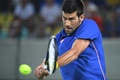 リオデジャネイロ五輪、テニス男子シングルス1回戦。リターンを打つノバク・ジョコビッチ（2016年8月7日撮影）。(c)AFP/Roberto SCHMIDT