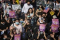 香港で行われた民主派の大規模デモで、「香港人頑張れ」と書かれたプラカードを手に米国領事館に向かう参加者たち（2019年9月8日撮影）。(c)Vivek Prakash / AFP