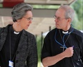 英イングランド（England）北部ヨーク（York）で開かれた英国国教会（Church of England）の総会で、自身の女性チャプレンのジョー・ウェルズ（Jo Wells）氏（左）と昼食をとるジャスティン・ウェルビー（Justin Welby）・カンタベリー大主教（2014年7月14日撮影）。(c)AFP/LINDSEY PARNABY