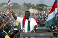 ガーナの首都アクラ（Accra）で大統領選の遊説をする、野党の大統領候補者だった頃のジョン・アッタ・ミルズ（John Atta Mills）氏(2004年12月4日撮影、資料写真)。(c)AFP/ISSOUF SANOGO