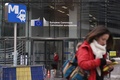 ベルギー・ブリュッセルの閉鎖された地下鉄の駅の前に立つ人たち（2015年11月21日撮影）。(c)AFP/JOHN THYS