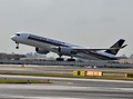 シンガポールのチャンギ国際空港を離陸するシンガポール航空のエアバスA350型機（2018年3月28日撮影）。(c)Roslan RAHMAN / AFP