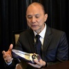福島の伝統的な素材を使って制作した靴を公開したデザイナーのジミー・チュウ（Jimmy Choo、2014年4月18日撮影）。(c)AFP/TOSHIFUMI KITAMURA