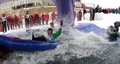 リトアニア・ドルスキニンカイのスキー場で行われたスノーカヤック大会で、雪上を滑降し、水に飛び込んだ参加者たち（2015年2月21日撮影）。(c)AFP/PETRAS MALUKAS