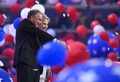 米ペンシルベニア州フィラデルフィアで開催中の民主党全国大会で、米大統領選の党候補指名受諾演説後、副大統領候補のティム・ケーン氏と共に歓声に応じるヒラリー・クリントン前国務長官（2016年7月28日撮影）。(c)AFP/Timothy A. CLARY