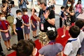 台湾・桃園にある中華航空の施設で行われたイベントで、親と一緒に客室乗務員の仕事を体験する子どもたち（2020年8月8日撮影）。(c)Sam Yeh / AFP