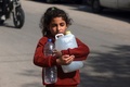 パレスチナ自治区ガザ南部ラファで水を運ぶ子ども（2024年3月30日撮影）。(c)MOHAMMED ABED / AFP