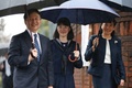 都内の学習院女子高等科の入学式に、皇太子さまと皇太子妃雅子さまと一緒に到着された愛子さま（2017年4月8日撮影）。(c)AFP/TORU HANAI