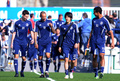 サッカーヨーロッパリーグ2011-12（UEFA Europa League 2011-12）準々決勝第1戦、シャルケ04（Schalke04）対アスレティック・ビルバオ（Athletic Bilbao）。チームメートと一緒に前日練習に臨む内田篤人（Atsuto Uchida、2012年3月28日撮影）。(c)AFP/PATRIK STOLLARZ