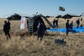 カザフスタンのジェズカズガン近郊に着陸した宇宙船ソユーズMS-15カプセル周辺で活動中の捜索救助チーム（2020年4月17日撮影）。(c)AFP PHOTO / Russian Space Agency Roscosmos / GCTC / Andrey Shelepin
