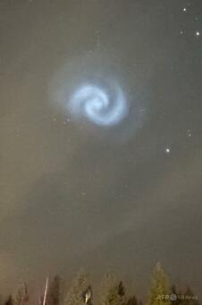 欧州の空に渦巻き模様 正体はスペースXのロケット燃料 写真8枚 国際