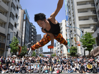 金ぴか人間から炎のジャグリングまで　大道芸の祭典　東京