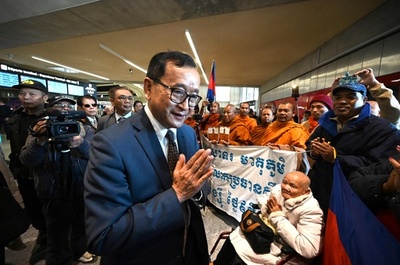 カンボジア野党指導者、帰国目指すもパリで搭乗拒否される
