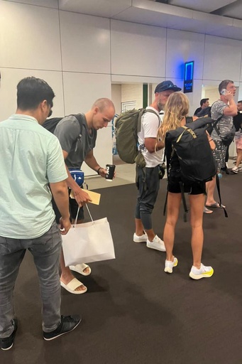 バリ島の神聖な山で下半身露出 ロシア人観光客が強制退去