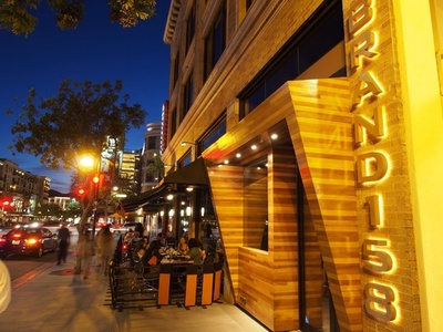 米国の一部レストランでチップ廃止の動き、従業員の賃金均等化も