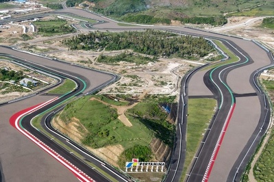 バイクレース開催の代償、立ち退き求められる村民 インドネシア