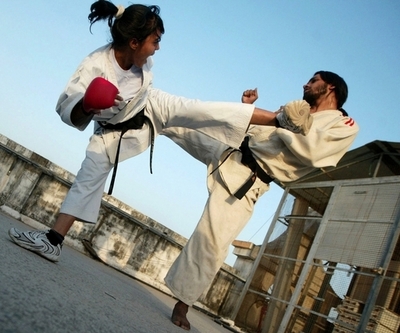 黒帯ドイツ人女性、得意の空手チョップで男を撃退 オーストラリア