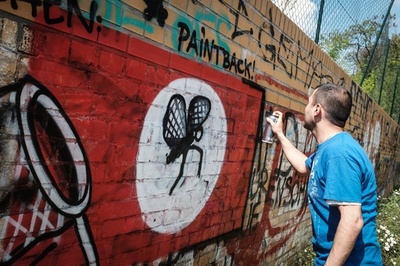 かぎ十字の落書きを「愛とユーモア」でアートに、独ベルリン