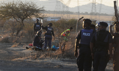 南ア・プラチナ鉱山スト、労働者と警官隊の衝突で30人超死亡