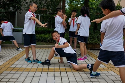 チップ内蔵の「スマート制服」、児童・生徒のずる休み防止で導入 中国